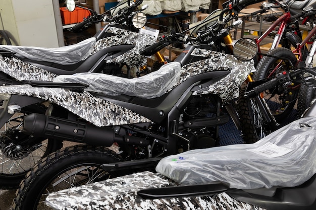 Motocicletas nuevas en la fábrica con pintura de camuflaje