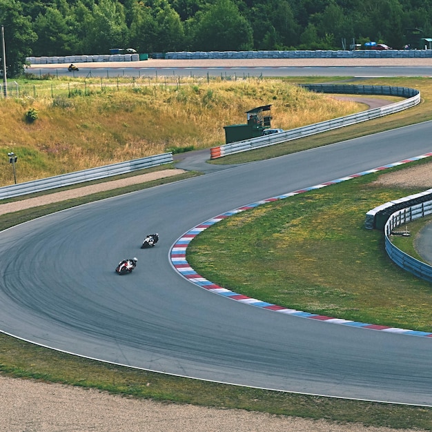 Foto motocicletas en la pista de carreras