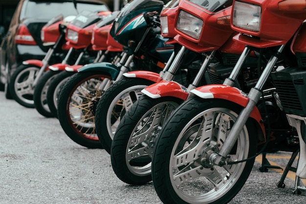 Foto motocicletas rojas clásicas estacionadas en la calle