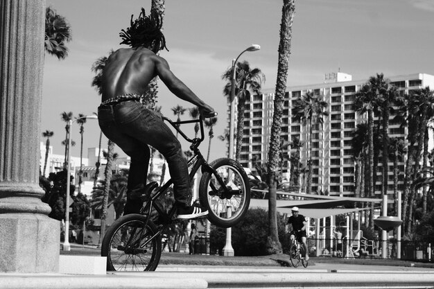 Foto el motociclista de acrobacias