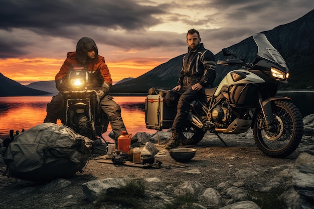 Motociclista de aventura acampando en la naturaleza