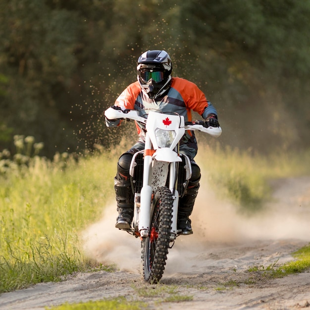 Foto motociclista com bicicleta de bandeira canadense