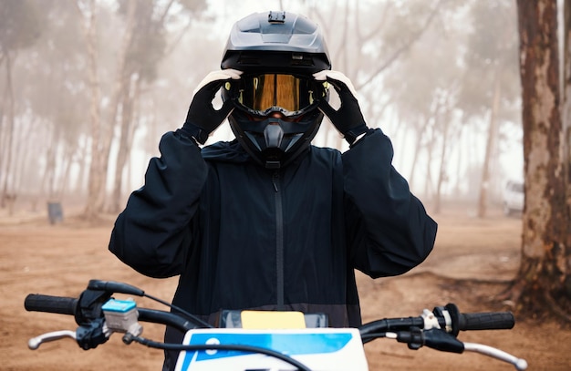 Motociclista y deporte en el bosque con entrenamiento para competición en la naturaleza con acción y casco Adrenalina extrema y ejercicio atleta y transporte con moto de cross, libertad y viajes