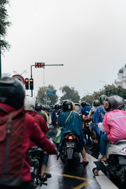 Foto motociclista esperando sinal vermelho na estrada