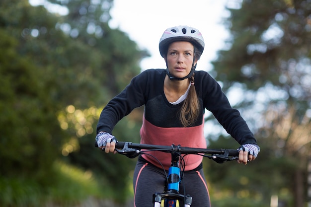 Motociclista feminina, andar de bicicleta na zona rural