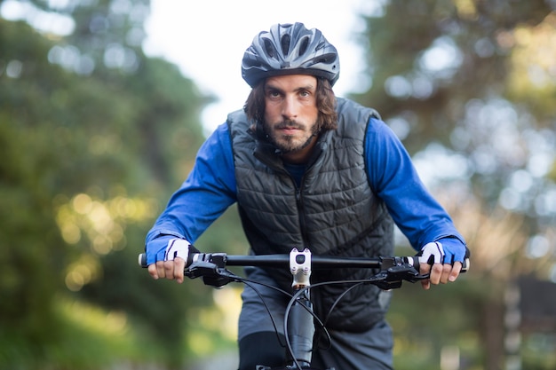 Motociclista masculina, andar de bicicleta na zona rural