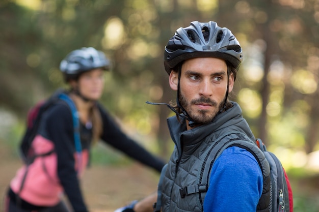 Motociclista masculina na floresta