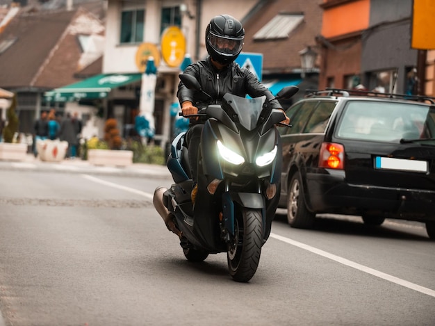 Un motociclista moderno conduce una motocicleta por la carretera de la ciudad