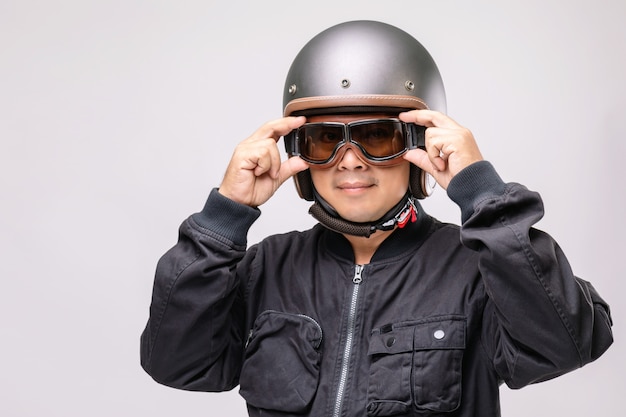 Motociclista o jinete con casco vintage