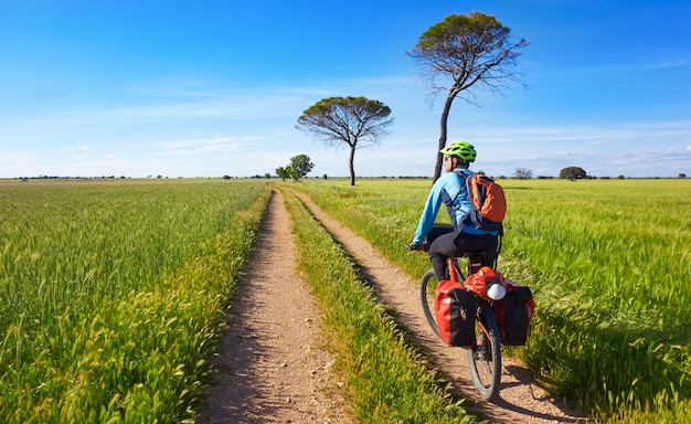 Motociclista por camino de santiago em bicicleta