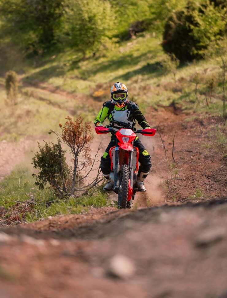 Foto motociclista profesional de enduro en un viaje de tierra de acción en la carretera fangosa deporte de motocross