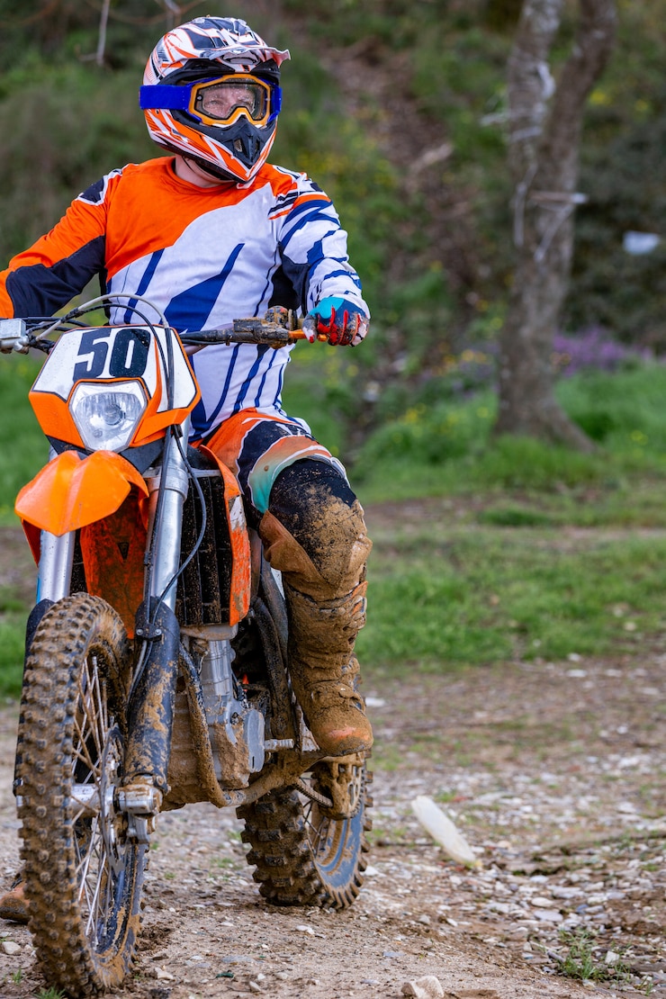 Foto el motociclista profesional de motocross conduce sobre la pista de carretera.