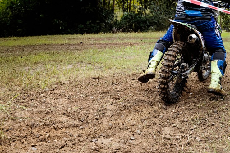 Foto motociclista de tierra en terreno accidentado escena de carreras off-road