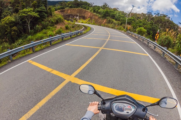 Foto motociclista viaja en una carretera serpenteante en tiempo nublado vietnam dalat