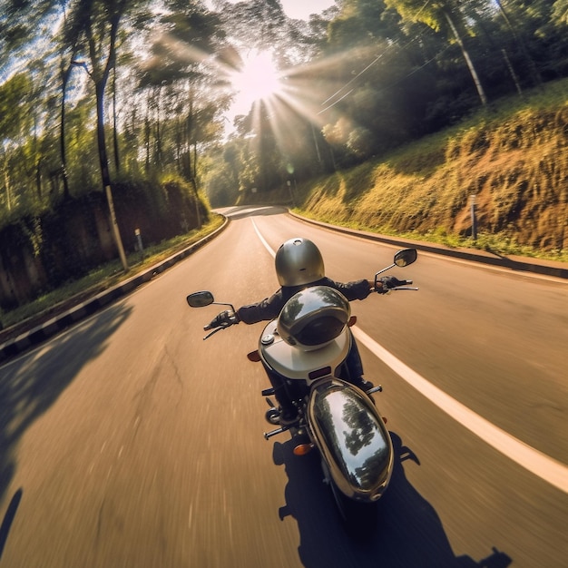 Foto un motociclista viajando por una carretera al atardecer