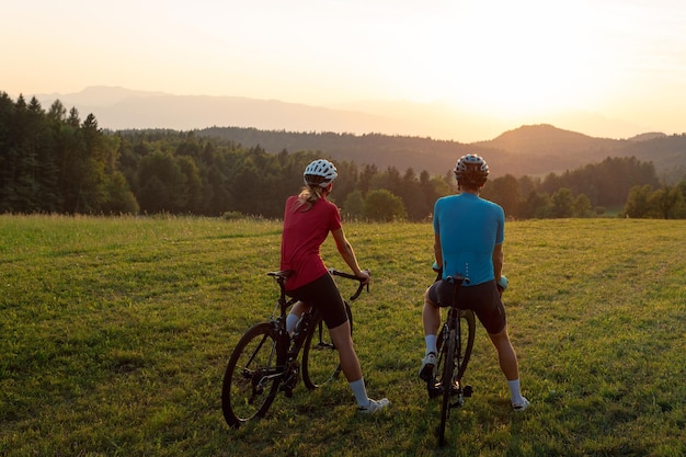 Motociclistas de carreras disfrutando de un paisaje montañoso al atardecer