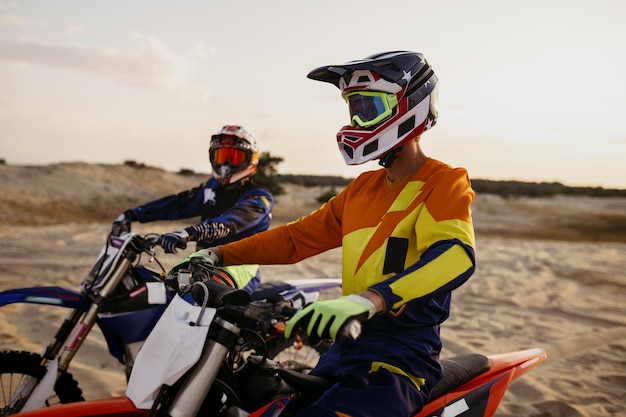 Motociclistas masculinos en retrato de casco protector