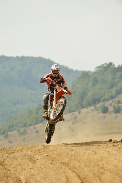 Foto motocross-bike in einem rennen, das das konzept von geschwindigkeit und kraft im extremsport darstellt