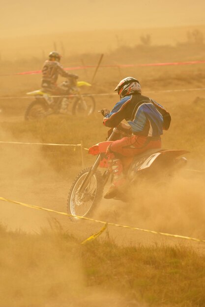 Motocross-Bike in einem Rennen, das das Konzept von Geschwindigkeit und Kraft im Extremsport repräsentiert