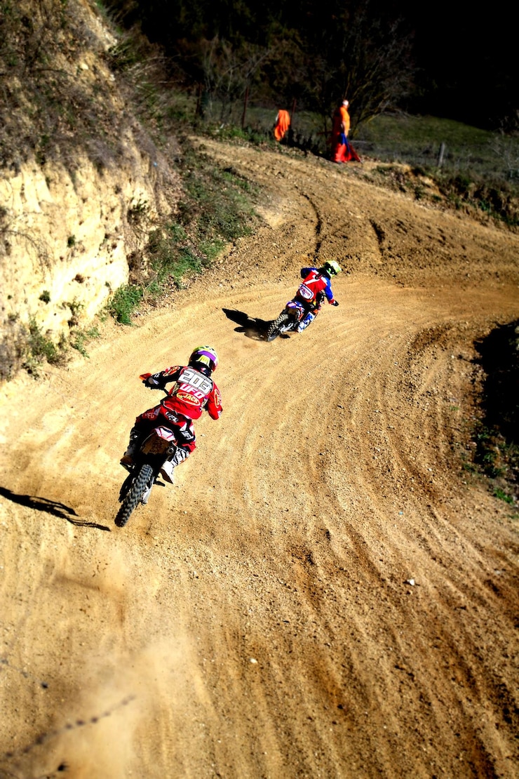 Foto motocross en el camino de tierra