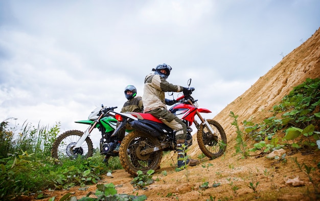 Motocross-Fahrer auf Landschaft