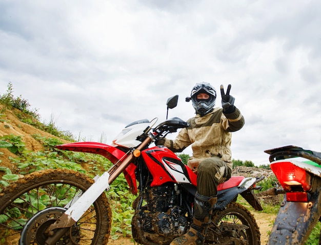 Motocross-Fahrer auf Landschaft