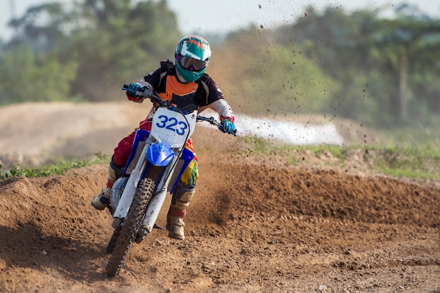 Motocross-Fahrradrennengeschwindigkeit und -macht im extremen Mannsport, Sportaktionskonzept