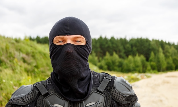 Motocross-Rennfahrer auf Landschaft