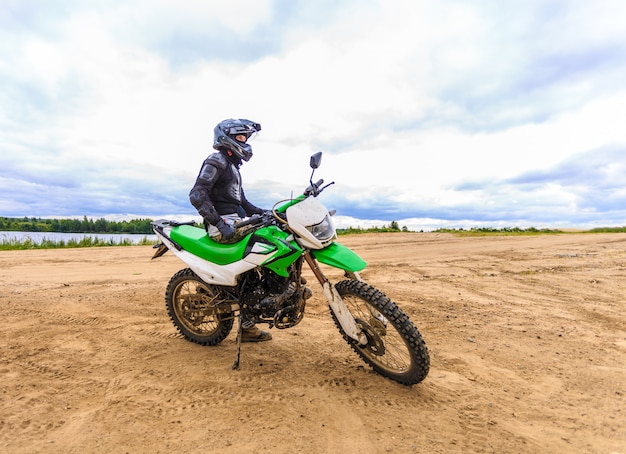 Motocross-Rennfahrer auf Landschaft