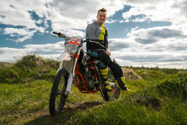 Motocross-Trainingsfahrer mit Dirtbike