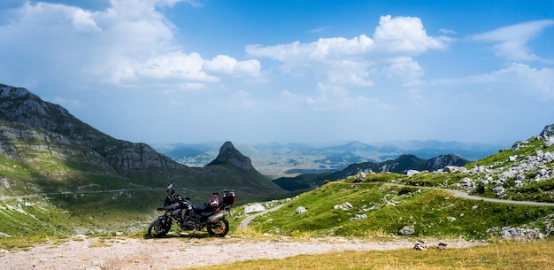 Motocycle de pie en la montaña pick en el parque nacional durmitor en montenegro con una naturaleza increíble ...