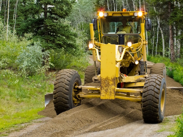 Foto motoniveladora repavimentación estrecha carretera rural