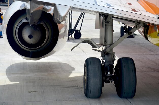 Foto motor a jato e roda de avião param no aeroporto internacional de trang em trang tailândia