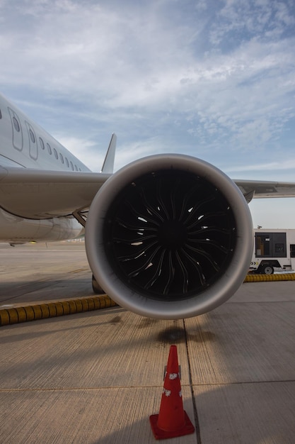 Foto motor a jato na asa do avião