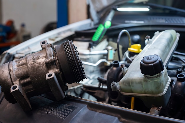 Motor de automóvil con piezas desmontadas en un taller