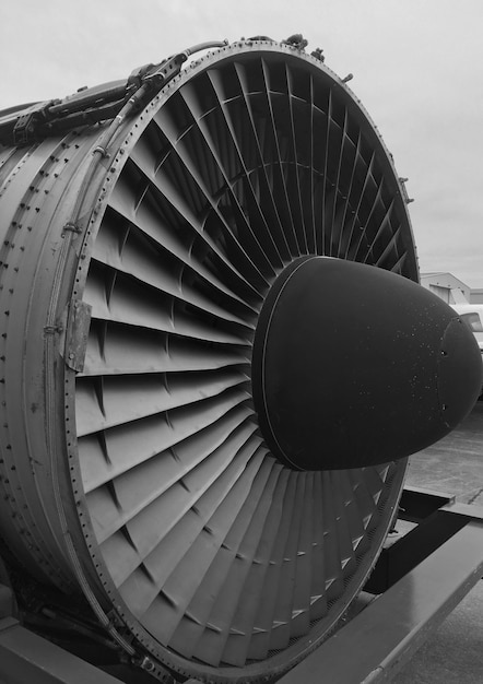 Foto motor de avión contra el cielo