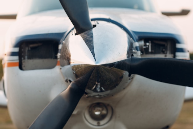 Motor de avión con palas de hélice y toma de aire.