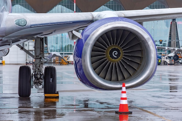 Motor de avión de pasajeros esperando en el aeropuerto