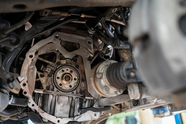 Motor de coche desmontado en el taller mecánico para reparación