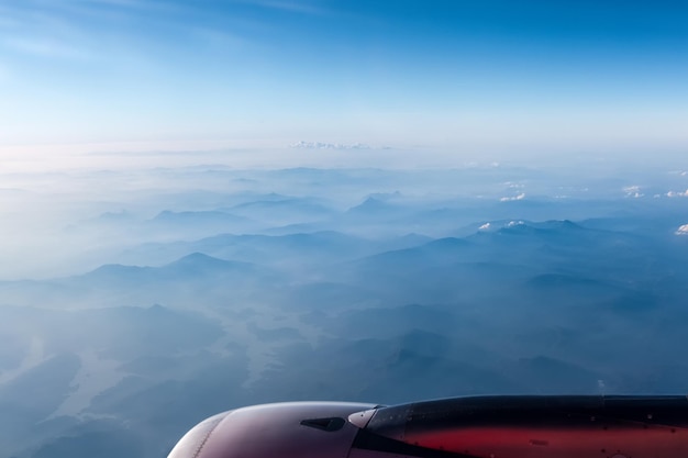 Motor de avião acima das montanhas e do céu