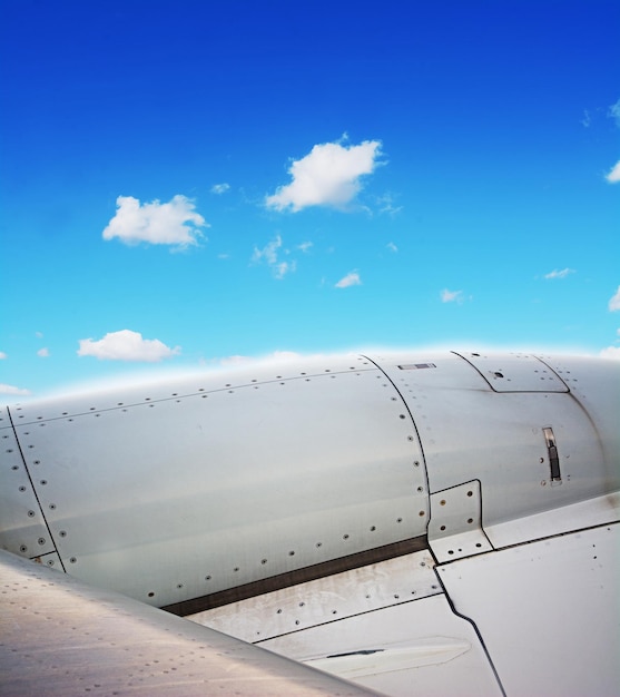 Motor de avião em um céu nublado