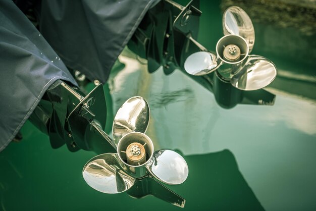 Motor de dos barcos con toma de detalles de hélice