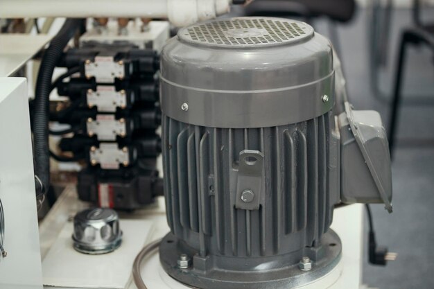 Foto motor elétrico industrial - parte da máquina para folhas de plástico - indústria química, vista de perto