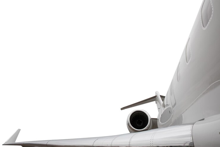 Foto motor em um avião a jato privado moderno com uma asa de cauda isolada no fundo branco