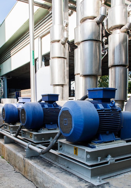 Foto motor für rohrleitungssystem zur zufuhr von kaltwasser in den produktionsprozess