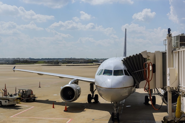 Motor a reacción contra un avión de tamaño medio en el aeropuerto en la carga de aviones en el Aeropuerto Internacional