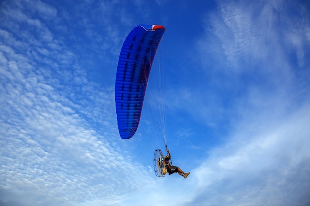 Para Motor vuela en el hermoso cielo.