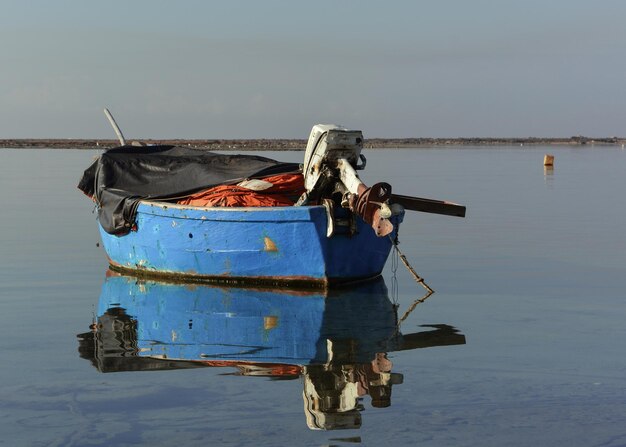 Motorboot im See verankert