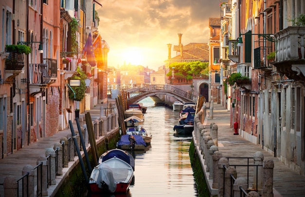 Motorboote und alte Häuser in Venedig, Italien