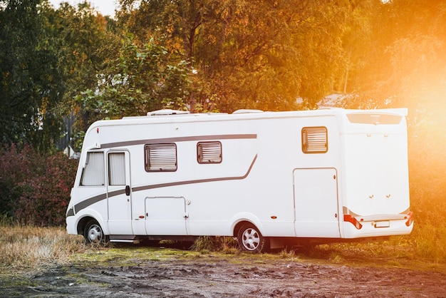 Motorhome estacionado em um ambiente arborizado sereno